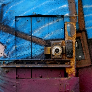 Une porte dont la serrure est intégrée dans un streetart en tant qu'appareil photo - France  - collection de photos clin d'oeil, catégorie streetart